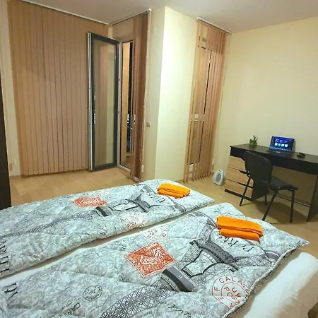 Minimalist 1Br Flat With Free 24-Hour Monitored Garage Apartment *